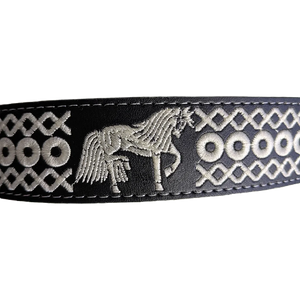 Cinturón YAC negro bordado en blanco 100% Piel